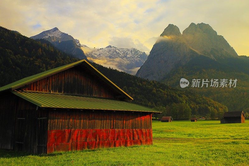 巴伐利亚阿尔卑斯和木制谷仓，德国巴伐利亚的Garmisch Partenkirchen